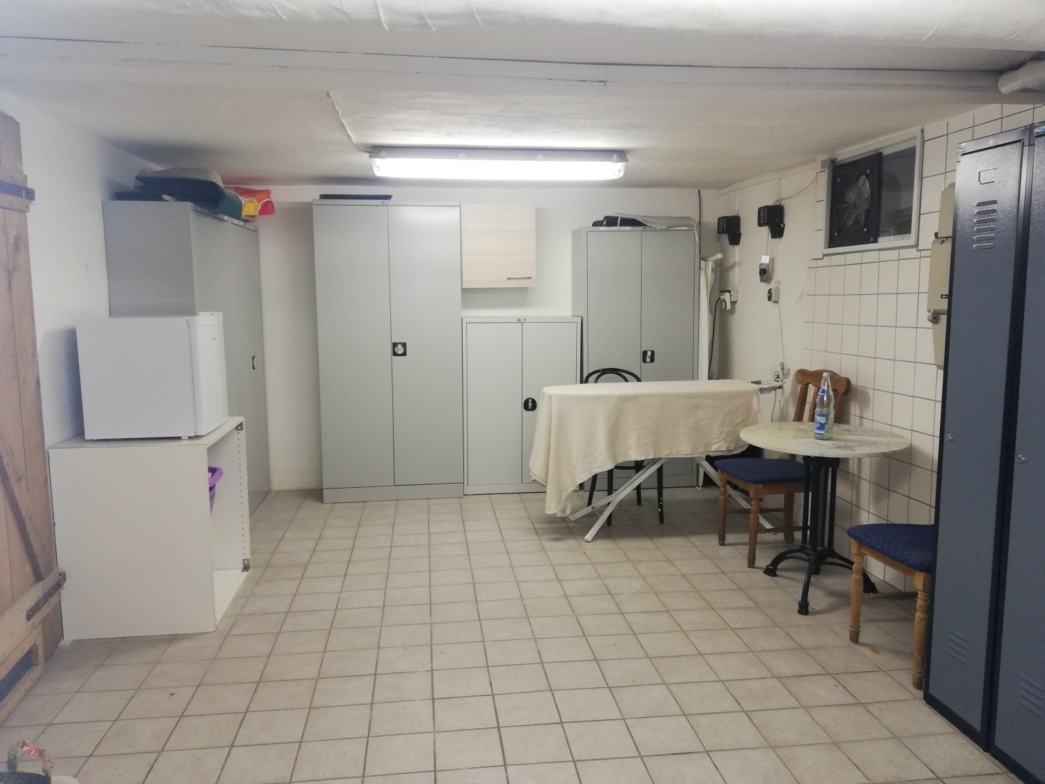 Waschkeller des Apartmenthauses am Achteck mit Bügelstation in der Nähe der Mathildenhöhe.jpg