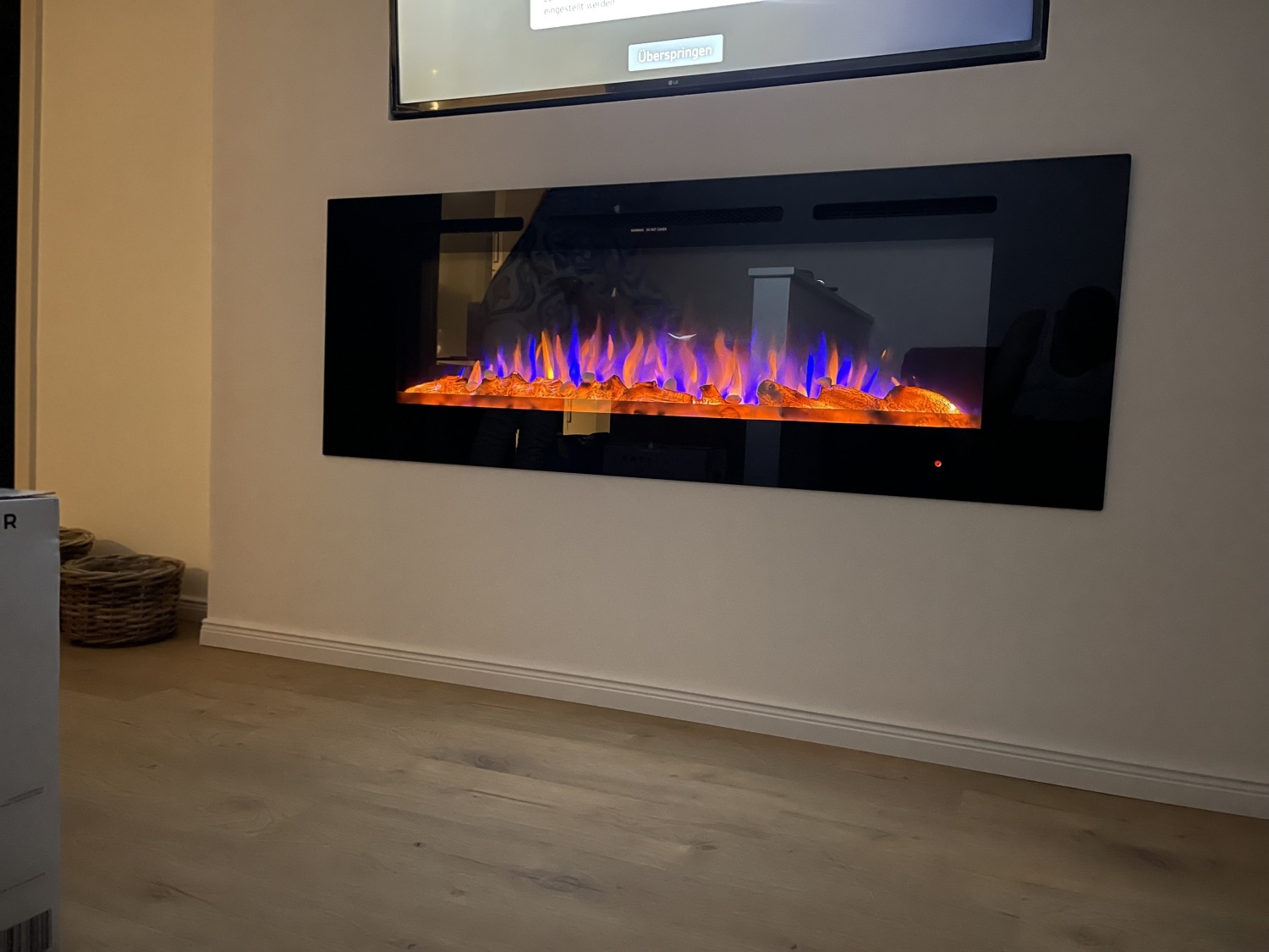 WE 3 - Wohnen- TV-Wand mit E-Kamin.jpg