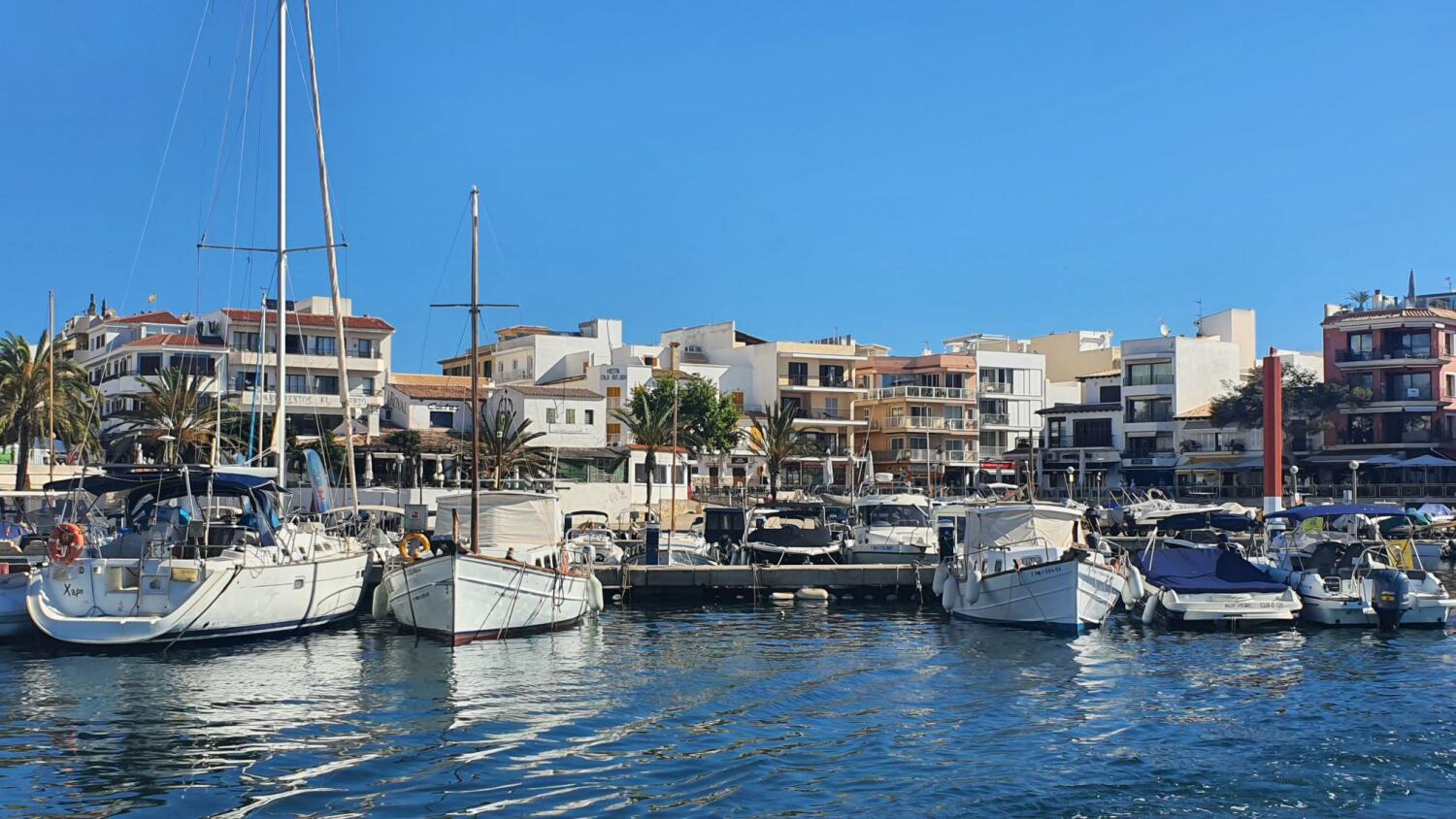 Cala Ratjada vom Meer aus.jpg