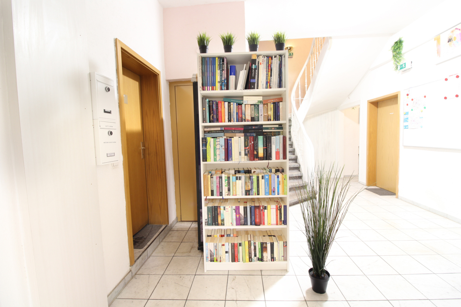 public - 2022-04-14 - Bibliothek EG.jpg