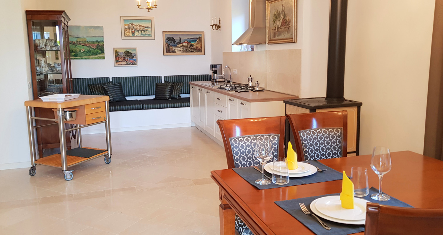 Küche mit Essplatz1.jpg