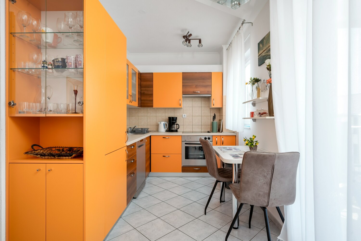 Apartman Okrug Küche mit kleinem Tisch.jpg