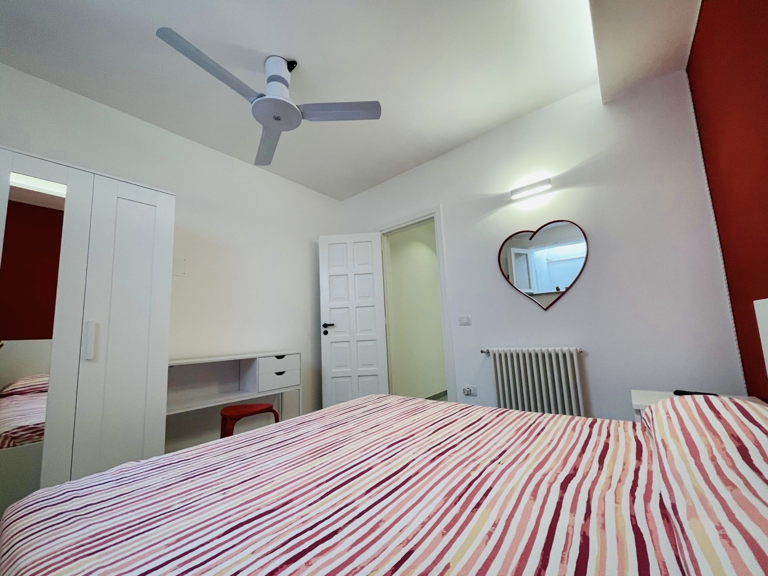 camera rossa (2).JPEG