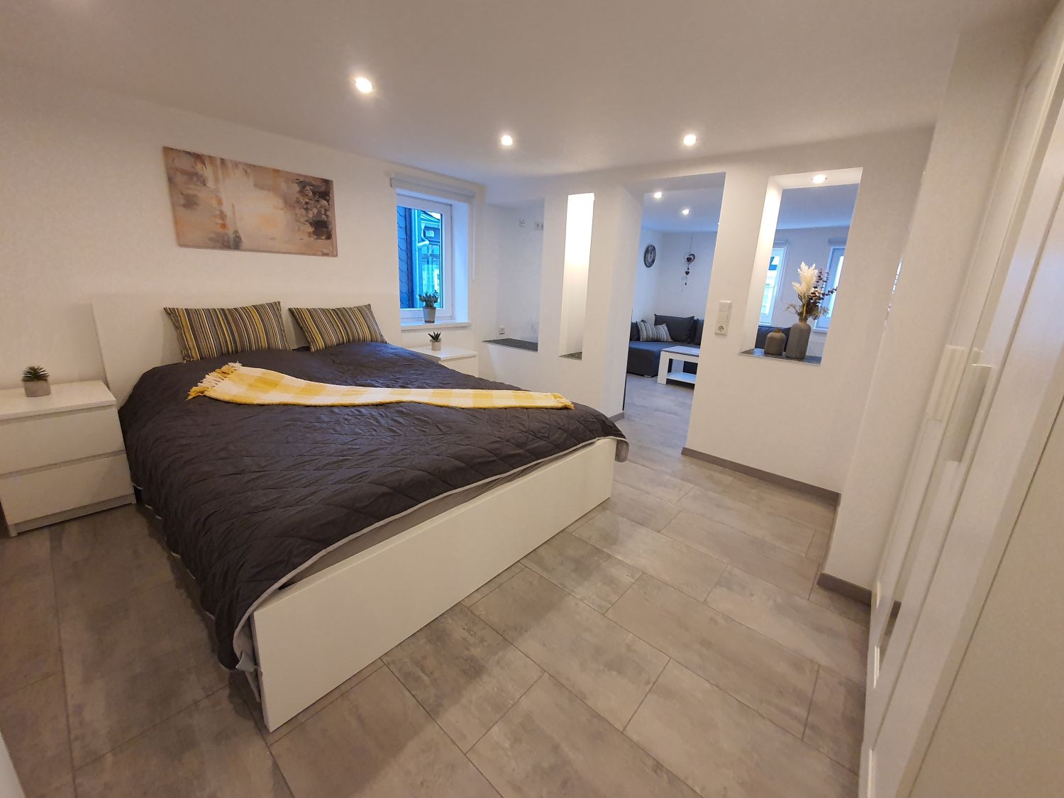 Bett Sicht in Wohnzimmer.jpg