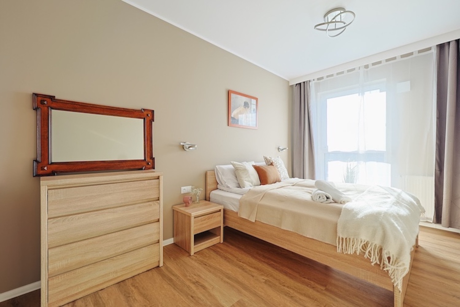 przestronna główna sypialnia mieszkanie koncert Łódź.jpg