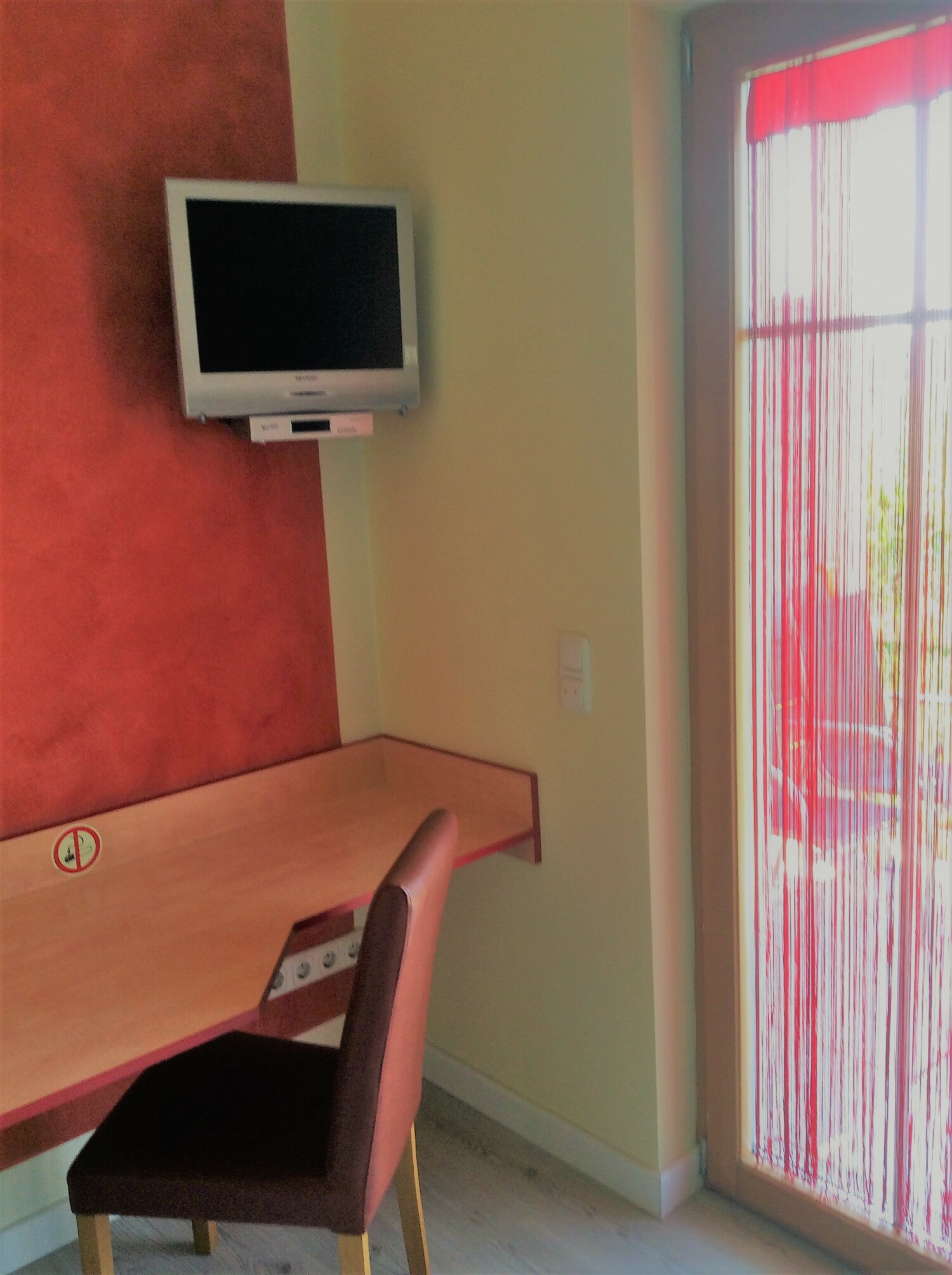 Sitzbereich Zimmer 3 mit Sicht auf Terrasse.jpg