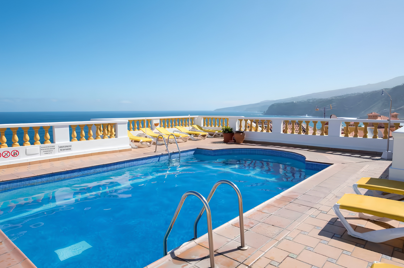Rooftop swimming pool 1