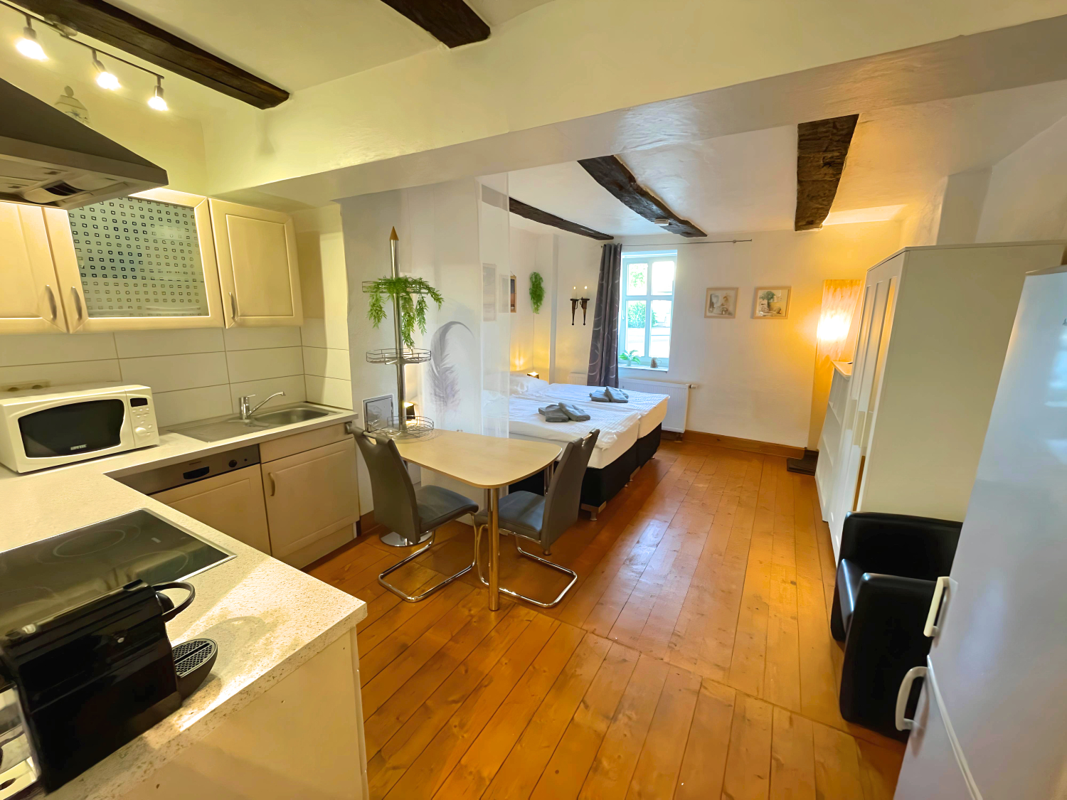 Pension Am Schloss - Apartment 2 - Wohnküche.jpg