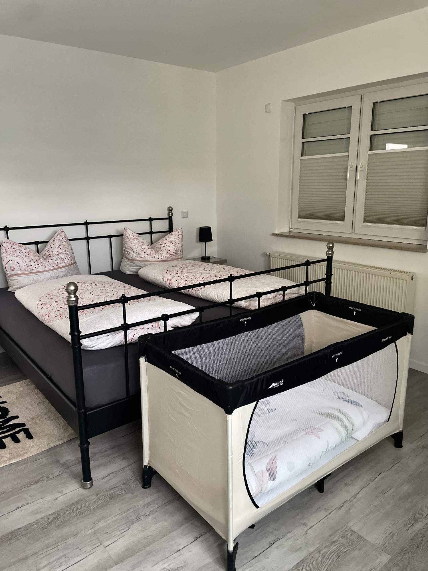 Schlafzimmer mit Kinderreisebett.jpg