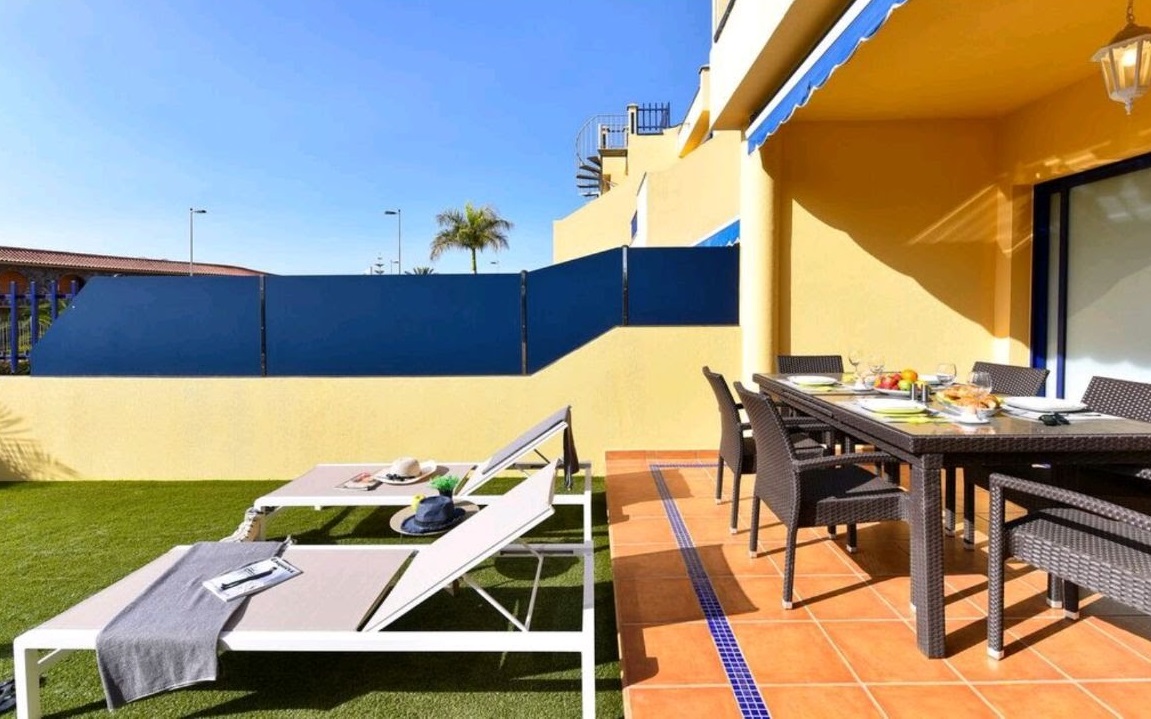 18-09-11 Liegen im sonnigen  Vorgarten.jpg