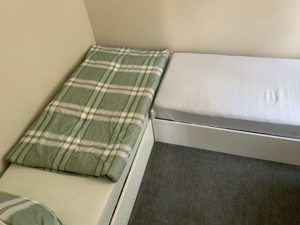 Kleines Schlafz. 2 Betten.jpg