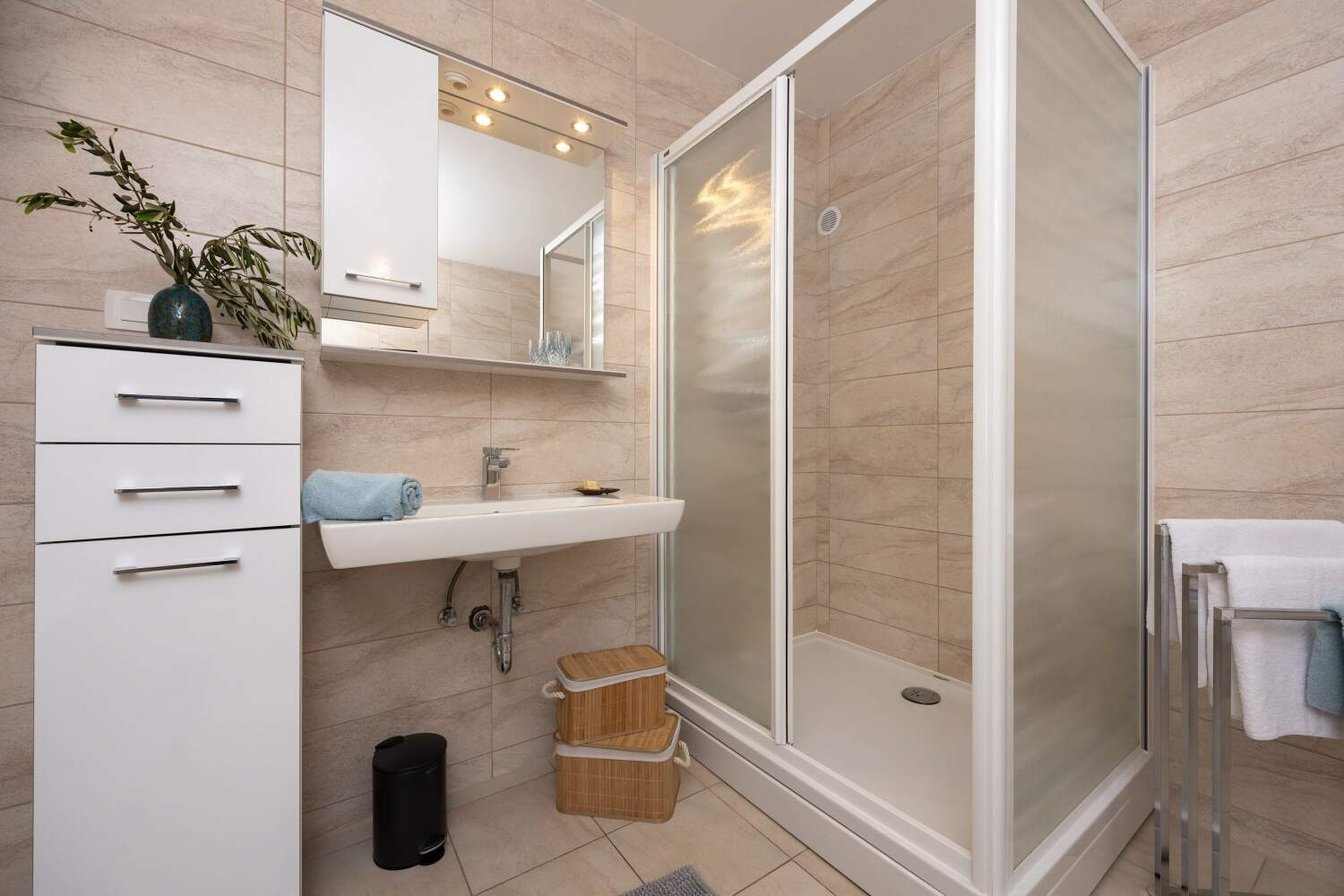 6_a42_bathroom5b - tiny800kb.jpg