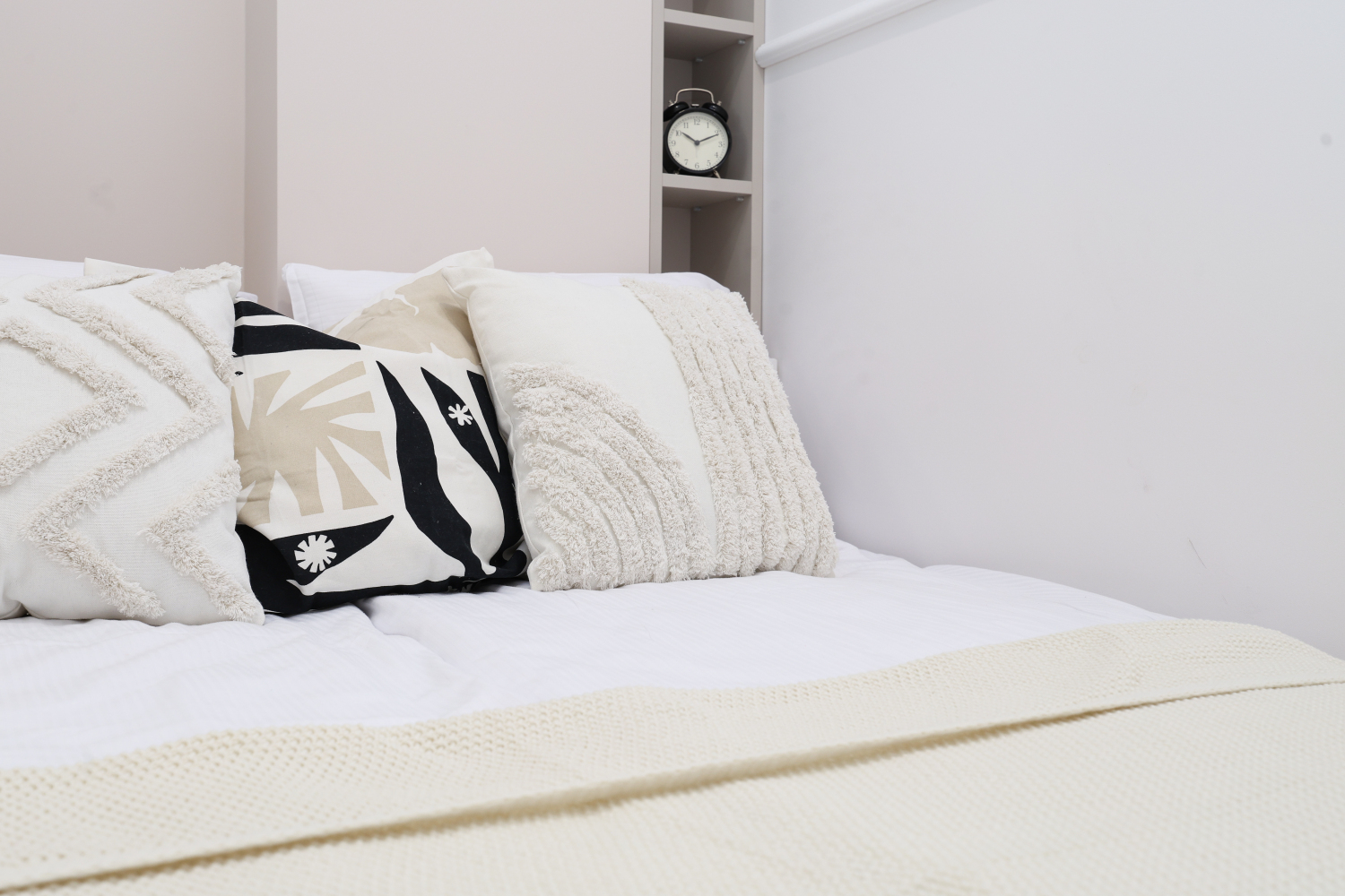 poduszki i kocyk i budzik.jpg