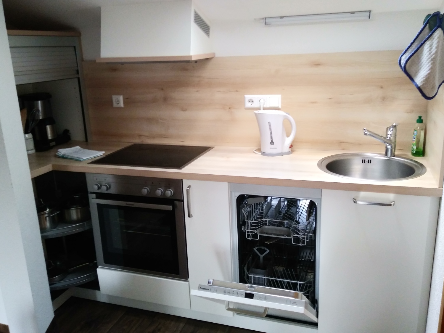 07_Küche mit offenen Schränken.jpg