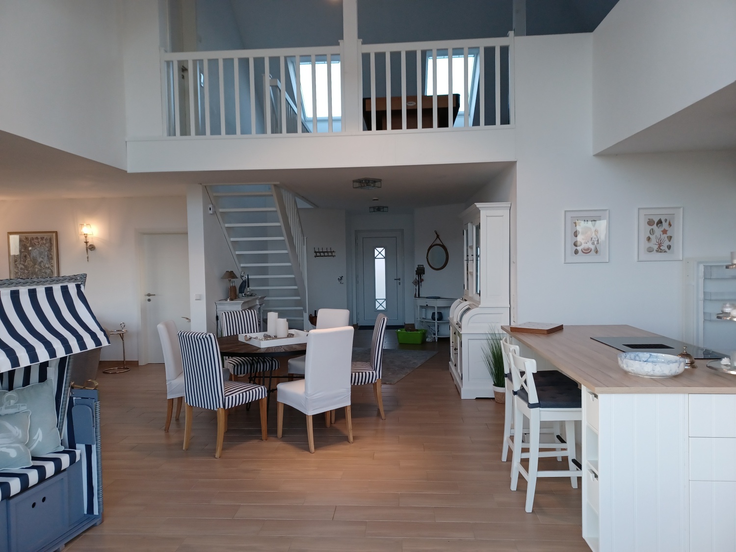 11_Großer Essbereich mit Küche.jpg