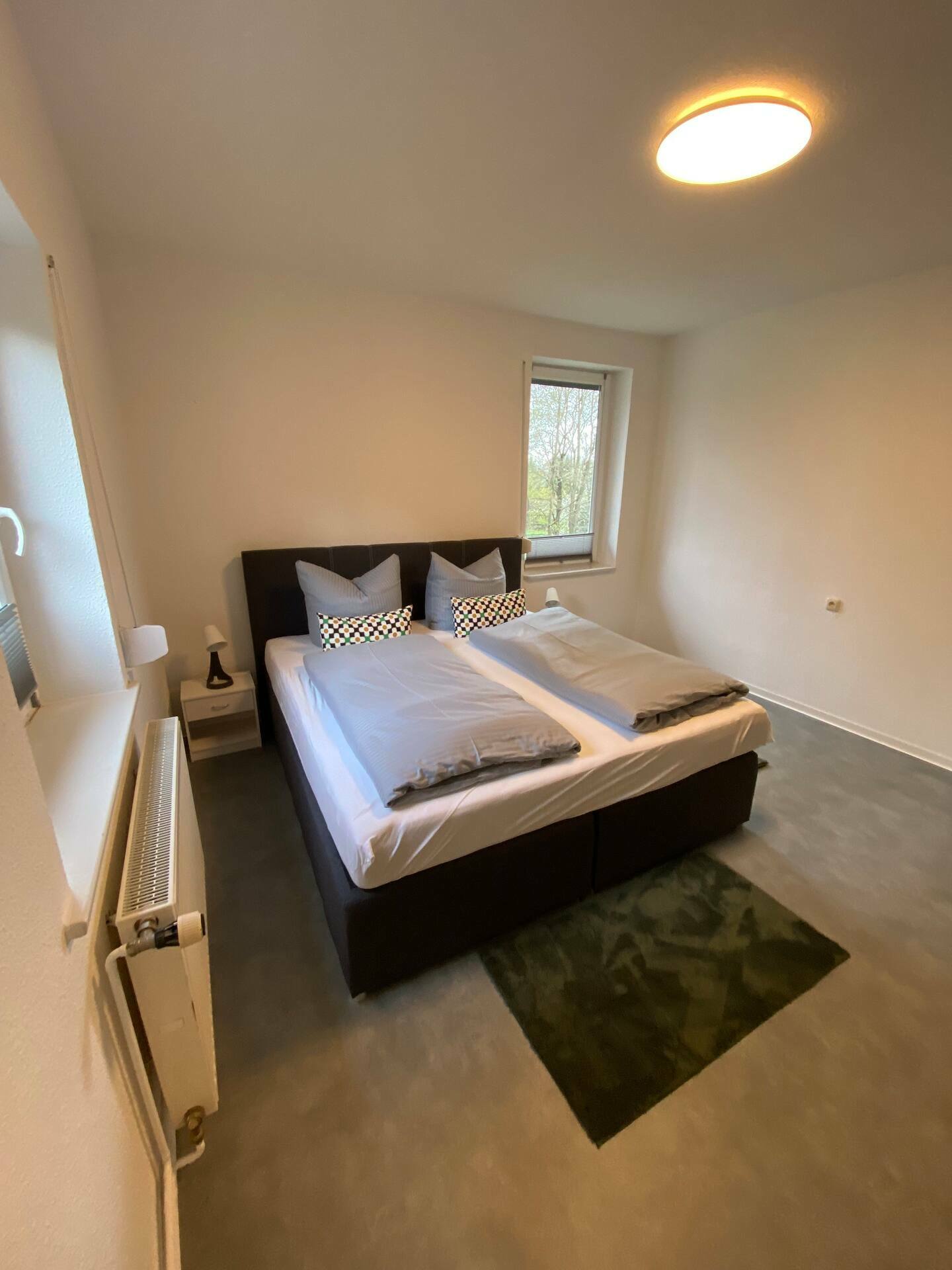 modernes gemütliches Schlafzimmer.jpeg