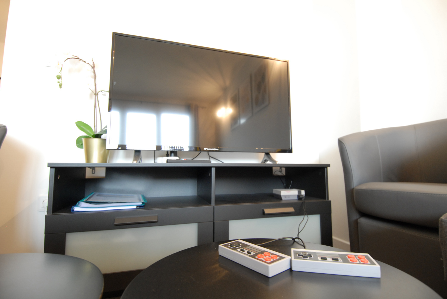 DETAIL SALON console.jpg