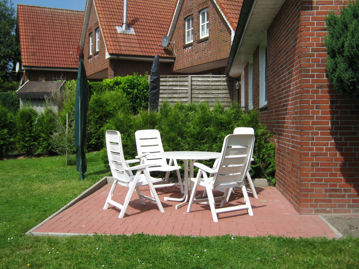 Separate Terrasse im großen Garten.jpg