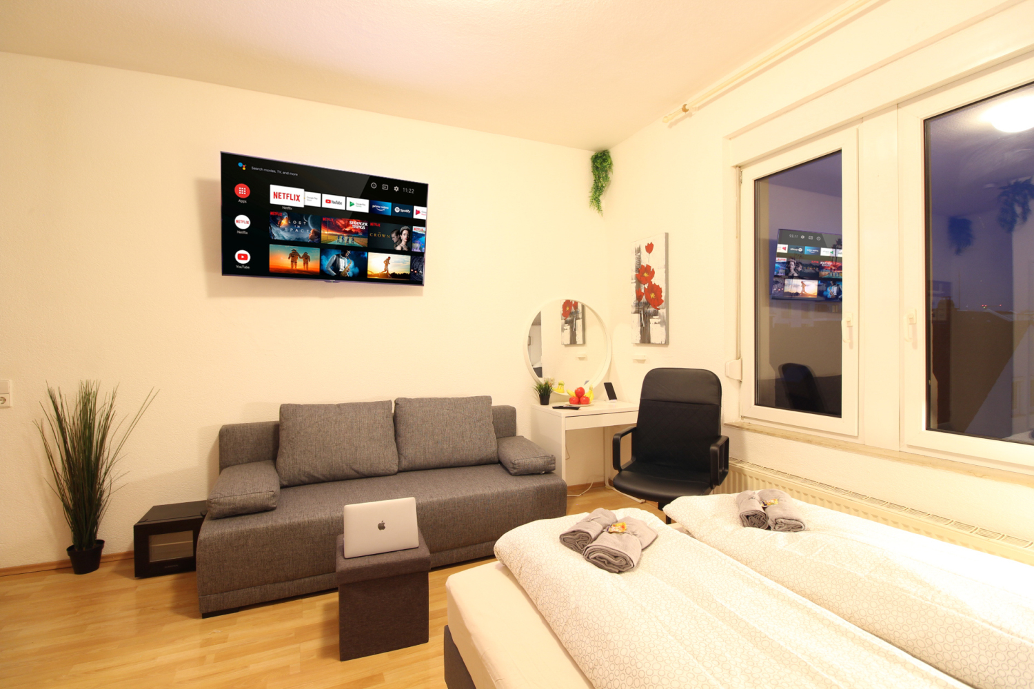 2022-10-26 - 303 - couch and smart android tv_b.jpg