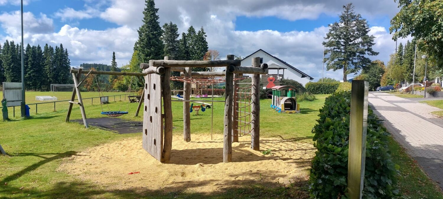 Fennies Hütte Spielplatz.jpg