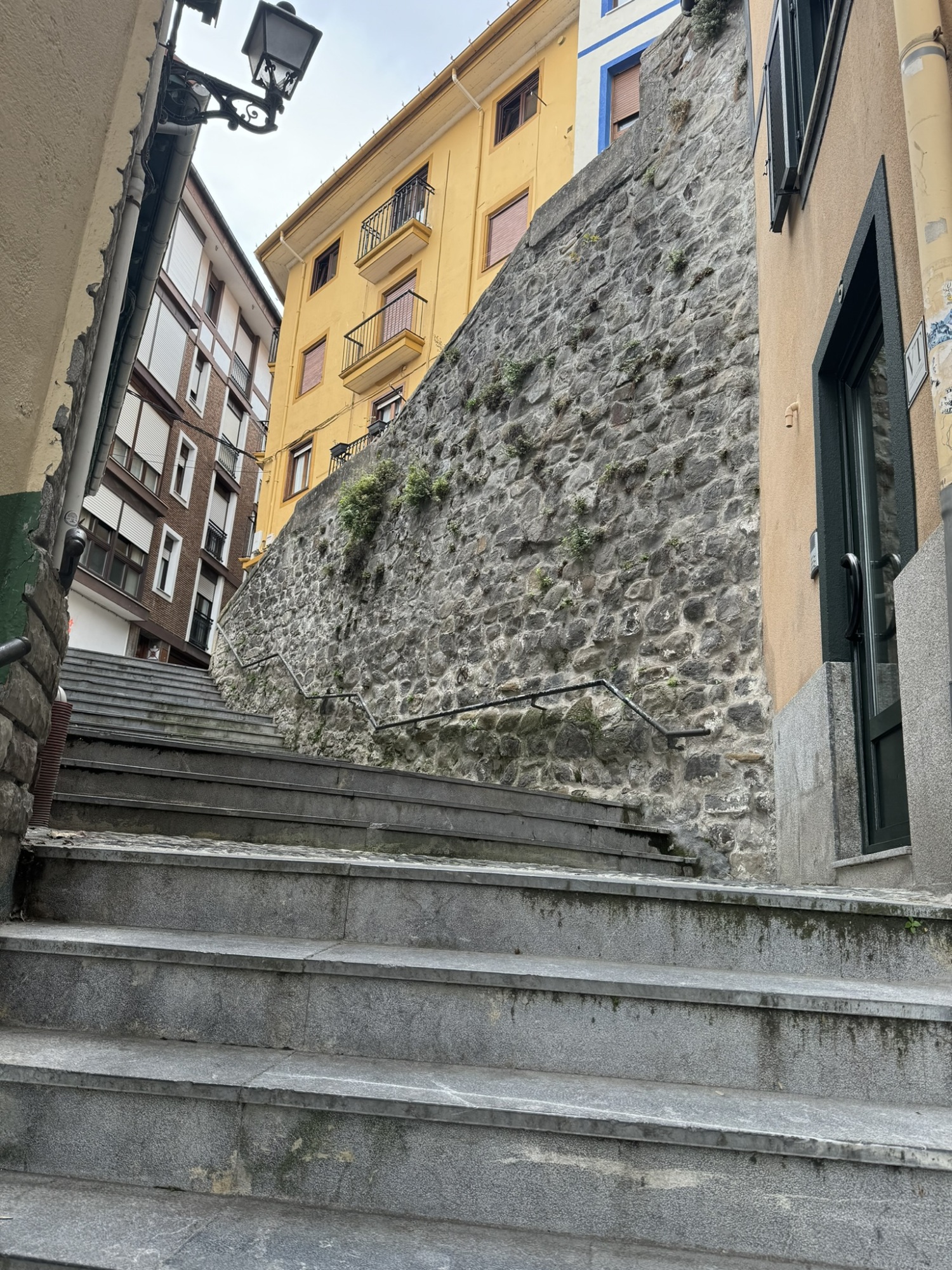 AIJO calle escaleras vivienda.jpeg