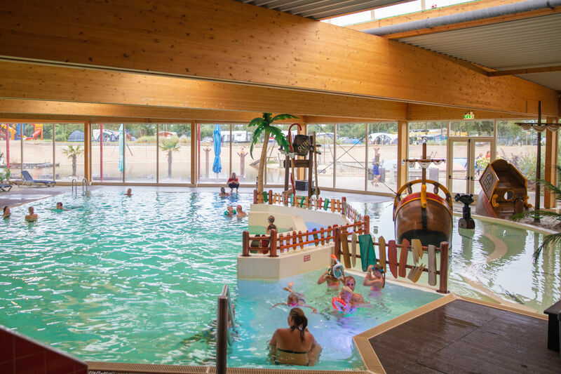 Zwembad binnen camping Stoetenslagh.jpeg