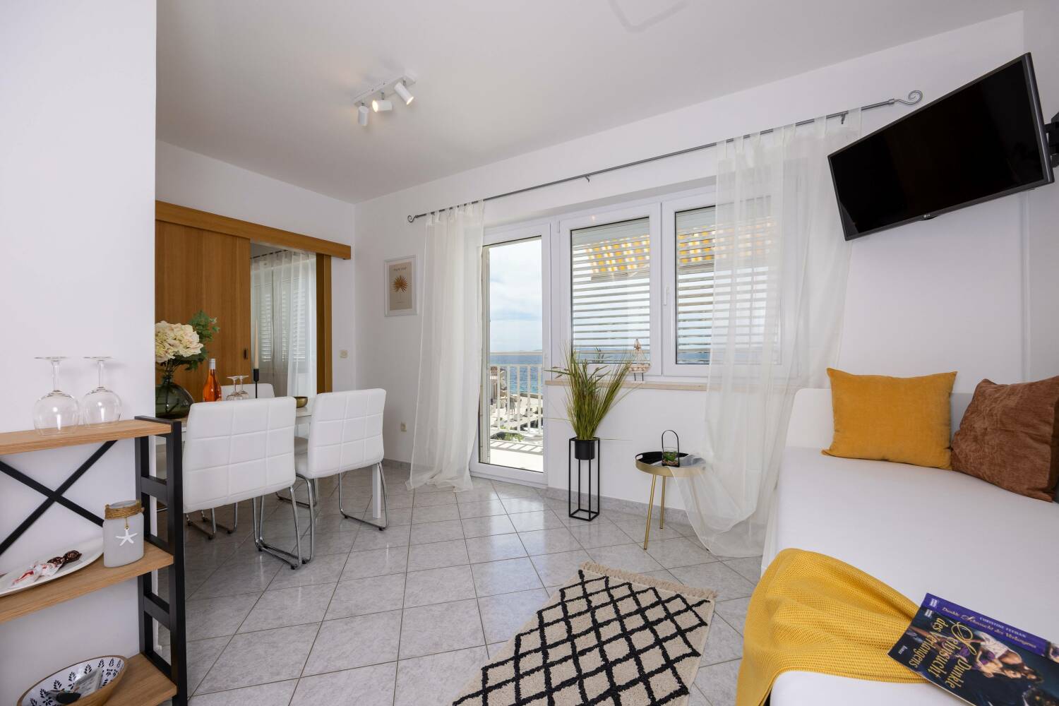 1_a22_interior1c - tiny800kb.jpg