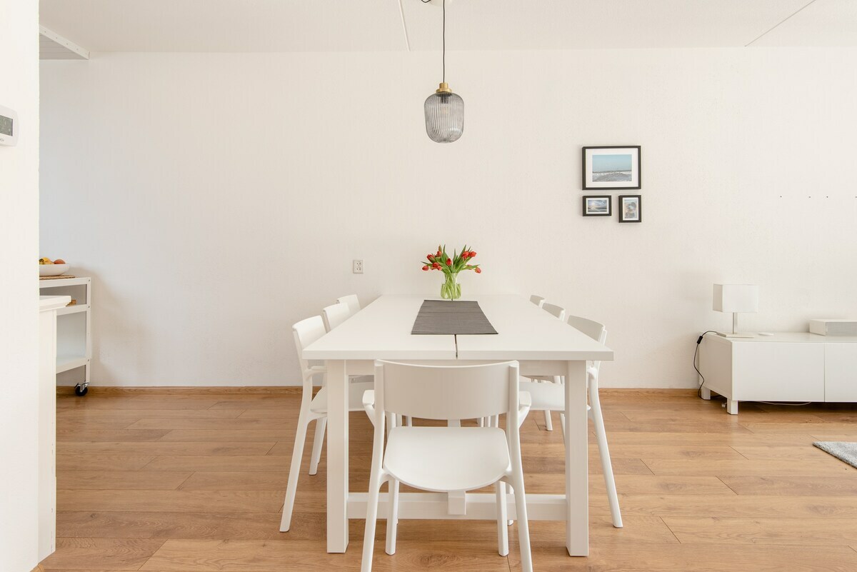 Kruiszwin 1108 Dining Table 01.jpeg