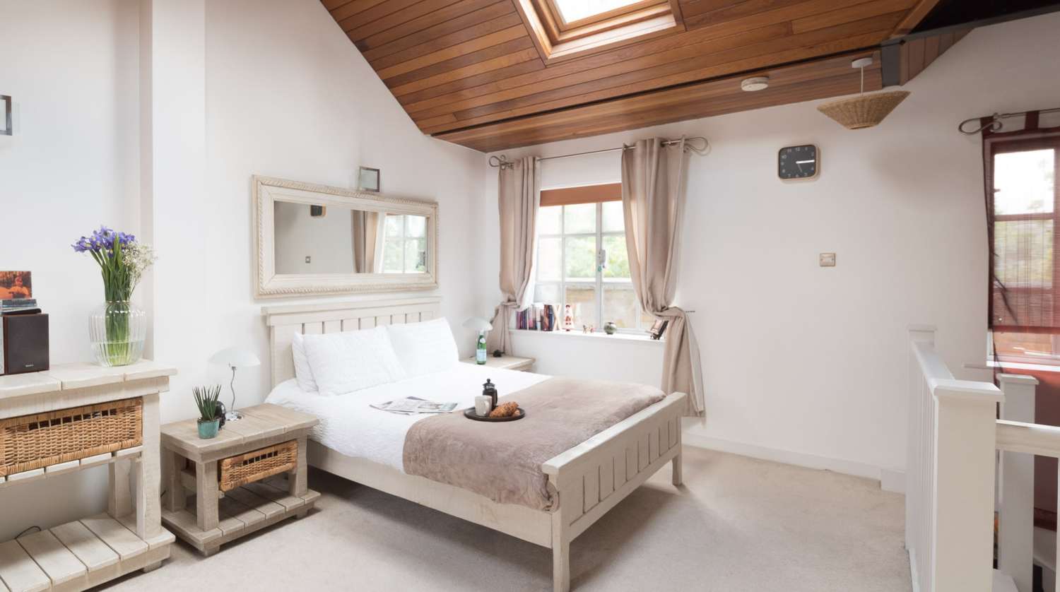 L3 penthouse bedroom wood ceiling.jpg