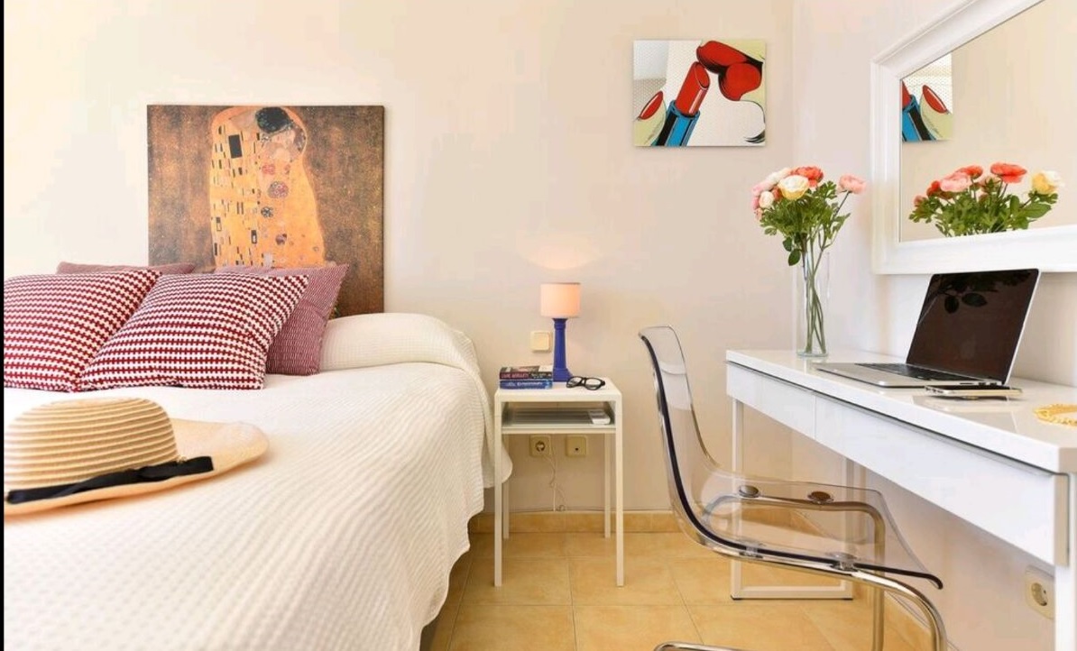 18-09-11 128 Master Bed Room mit Kosmetik oder Arbeitstisch.jpg