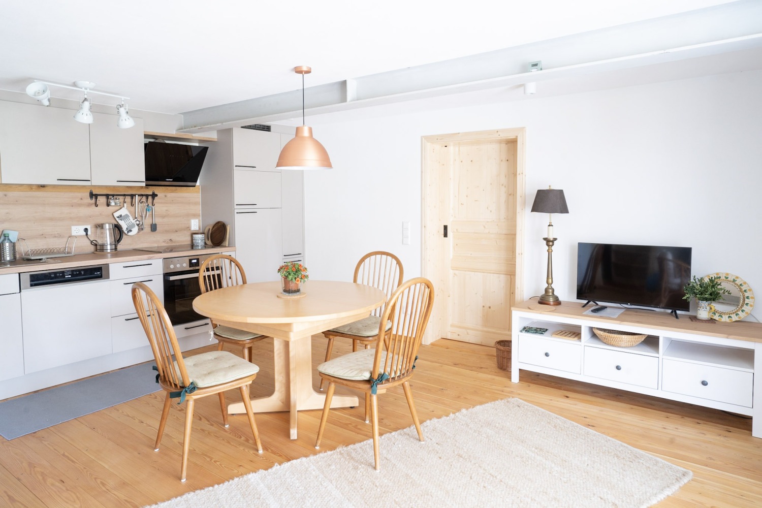 Gästehaus Großhöchberg_Liesel`s Liegewiese_Wohn- & Essbereich.jpg