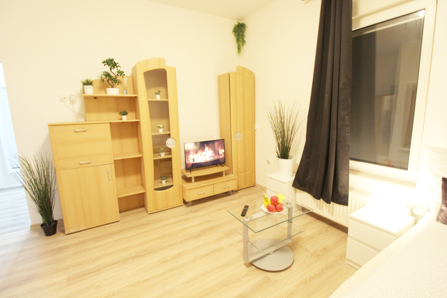 2022-03-17 - huge living room with android smart tv.jpg