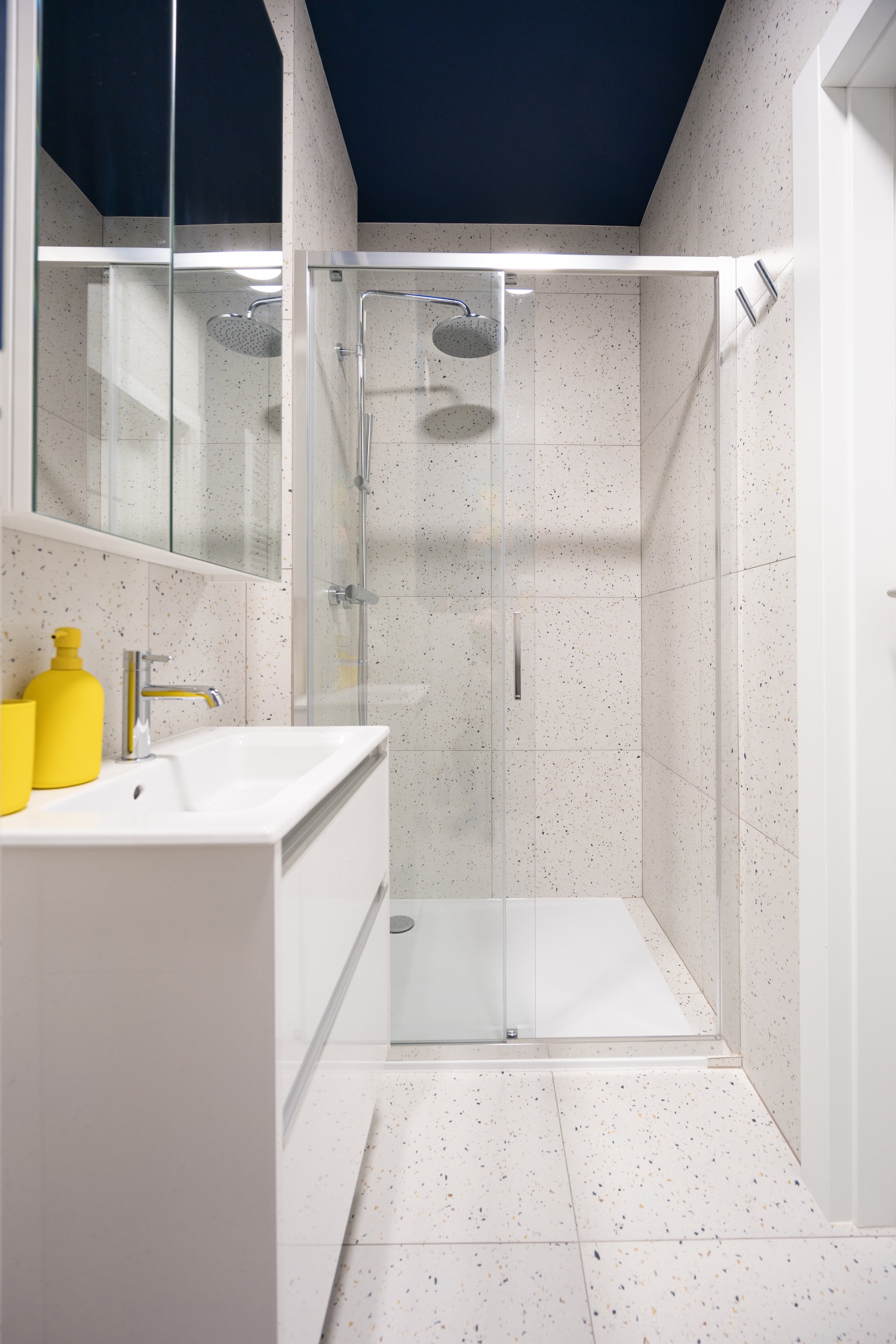 kabina prysznicowa duża łódź mieszkanie airbnb booking.jpg