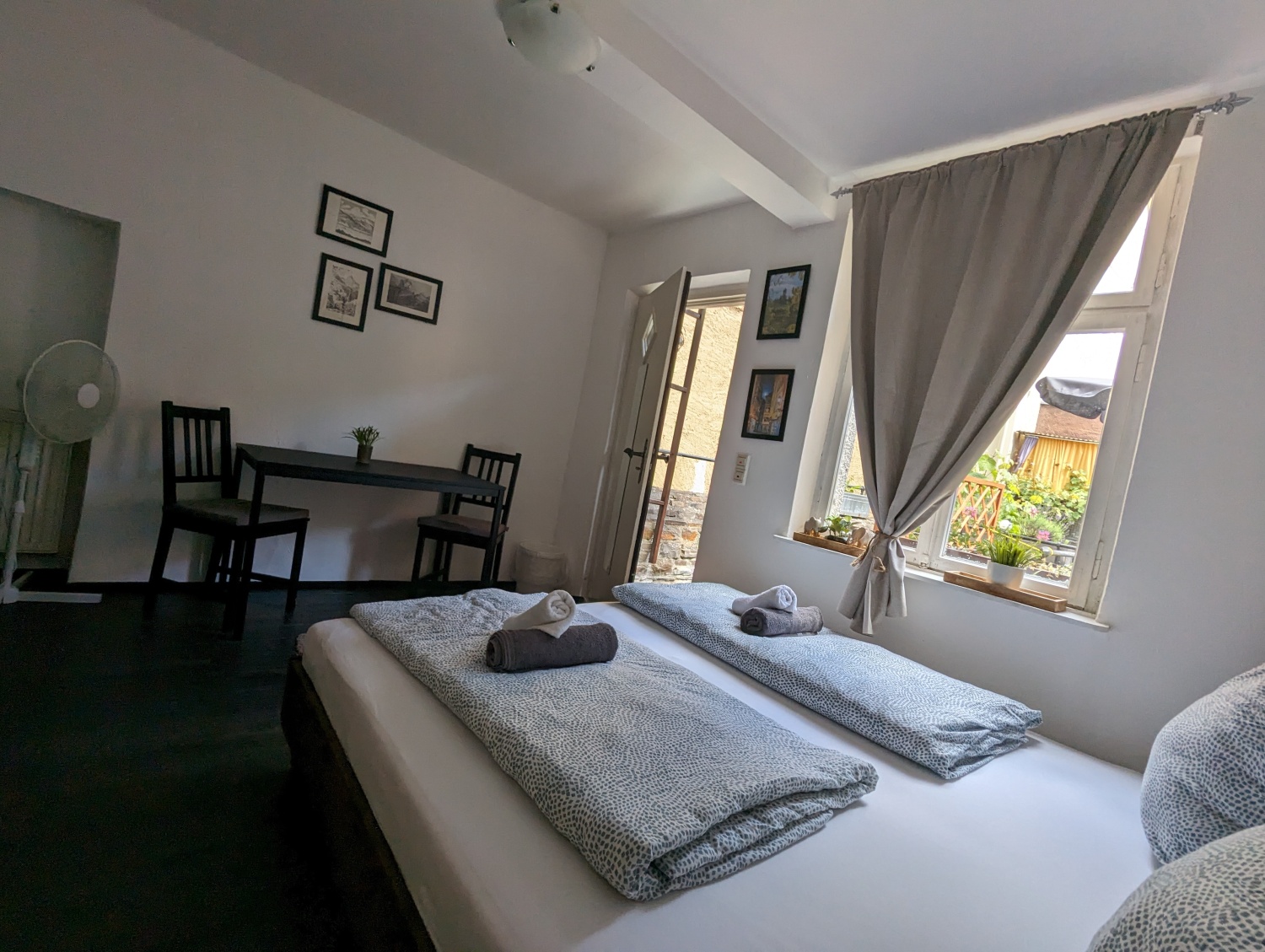 Zimmer 1 bett tisch tür.jpg