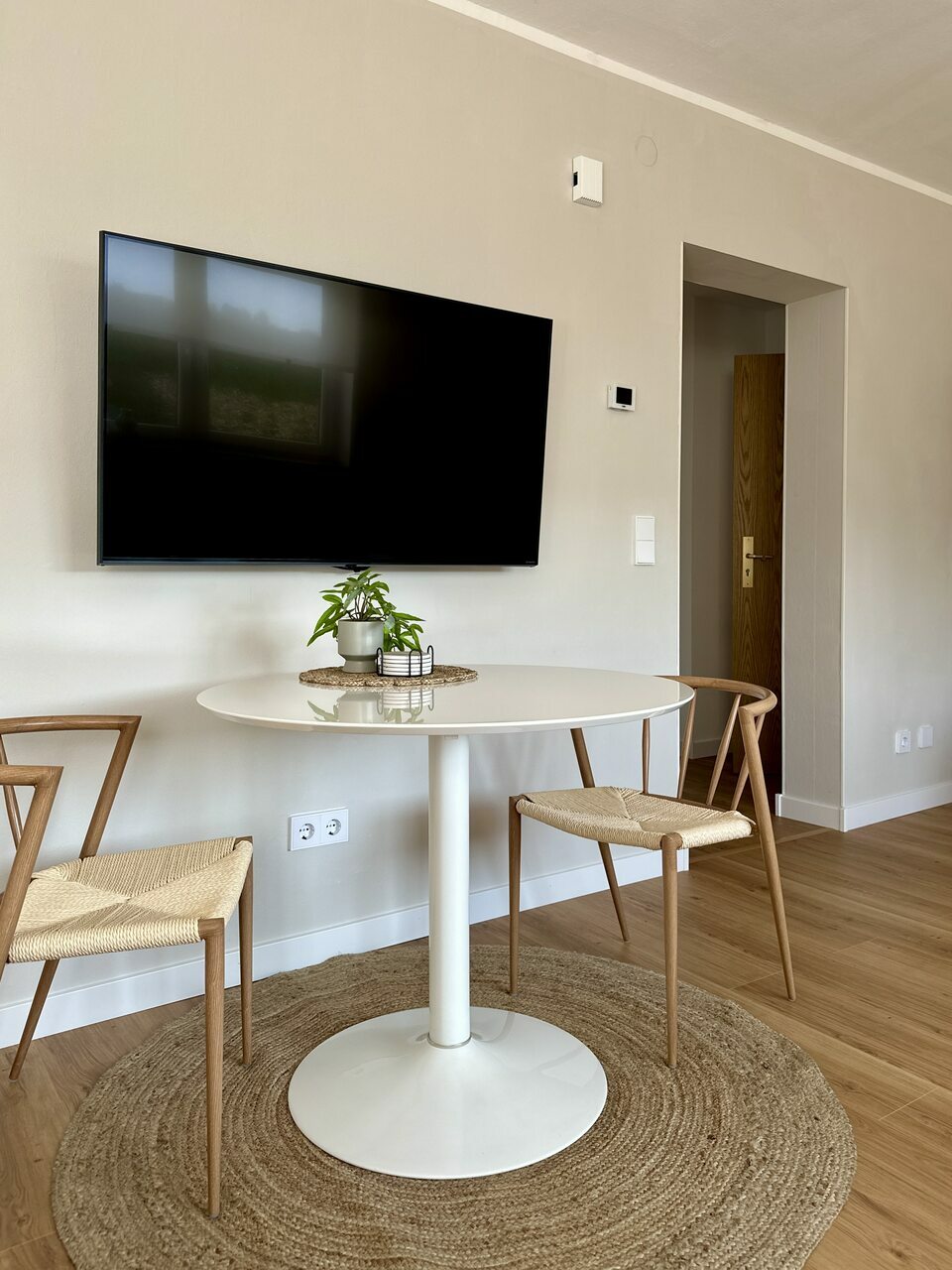 Saarland-Ottweilerstraße-Home58-Apartment2-1_Essplatz_mit_TV.jpg