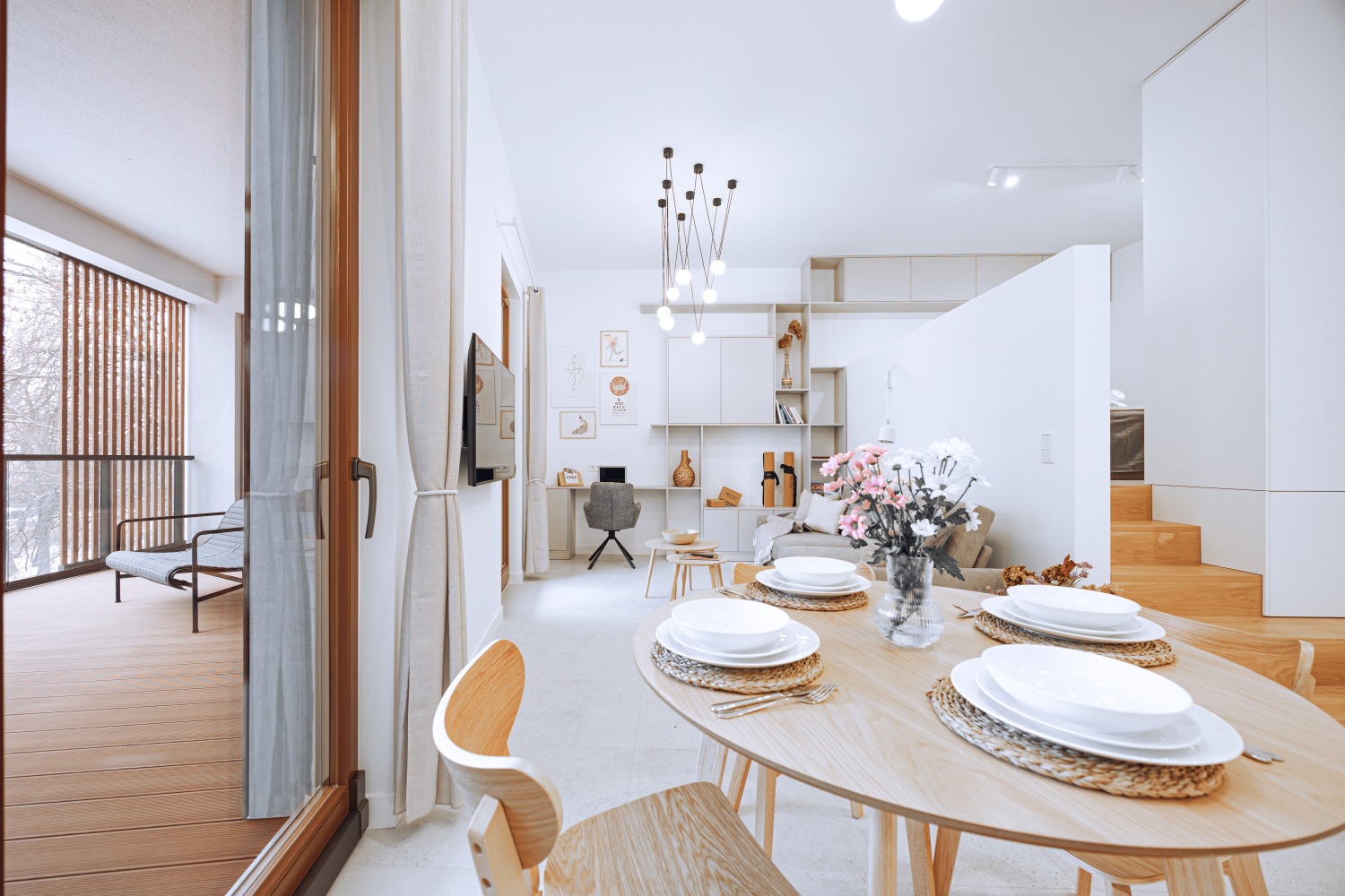 okrągły stół blisko strefa relaksu i ogromny taras.jpg