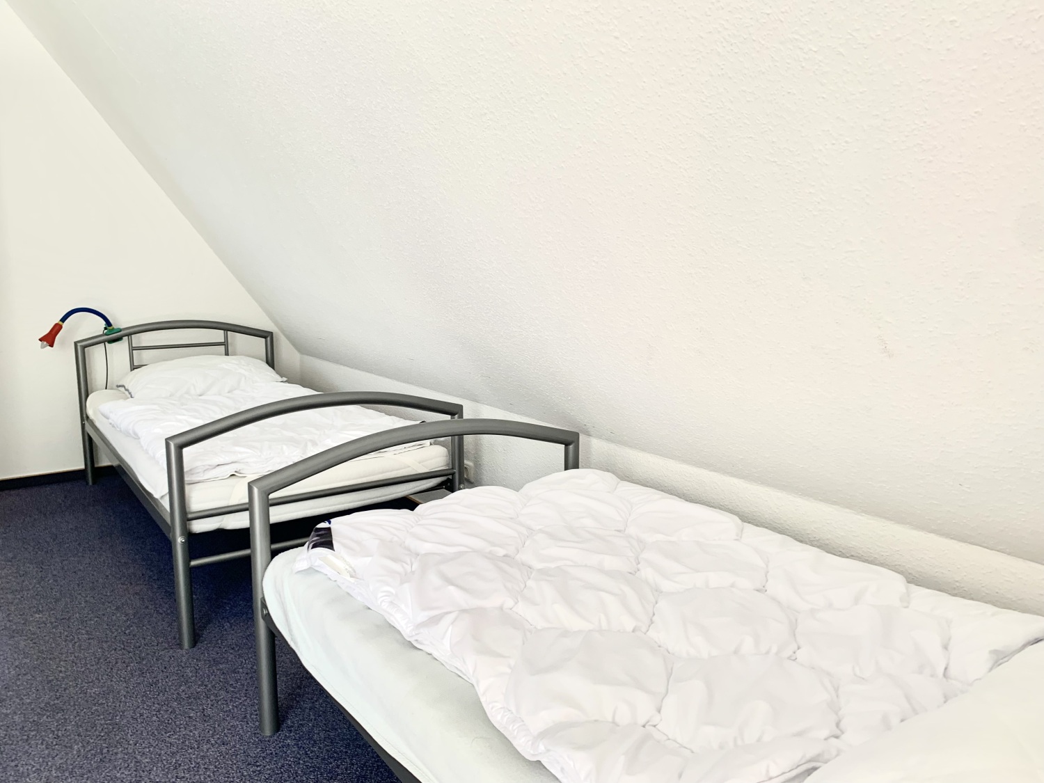 Haus Aquamarin-Urlaub-Buesum-Ferienwohnung-Strand-Nordsee-Smaragd-Aufgang-Schlafbereich.jpeg