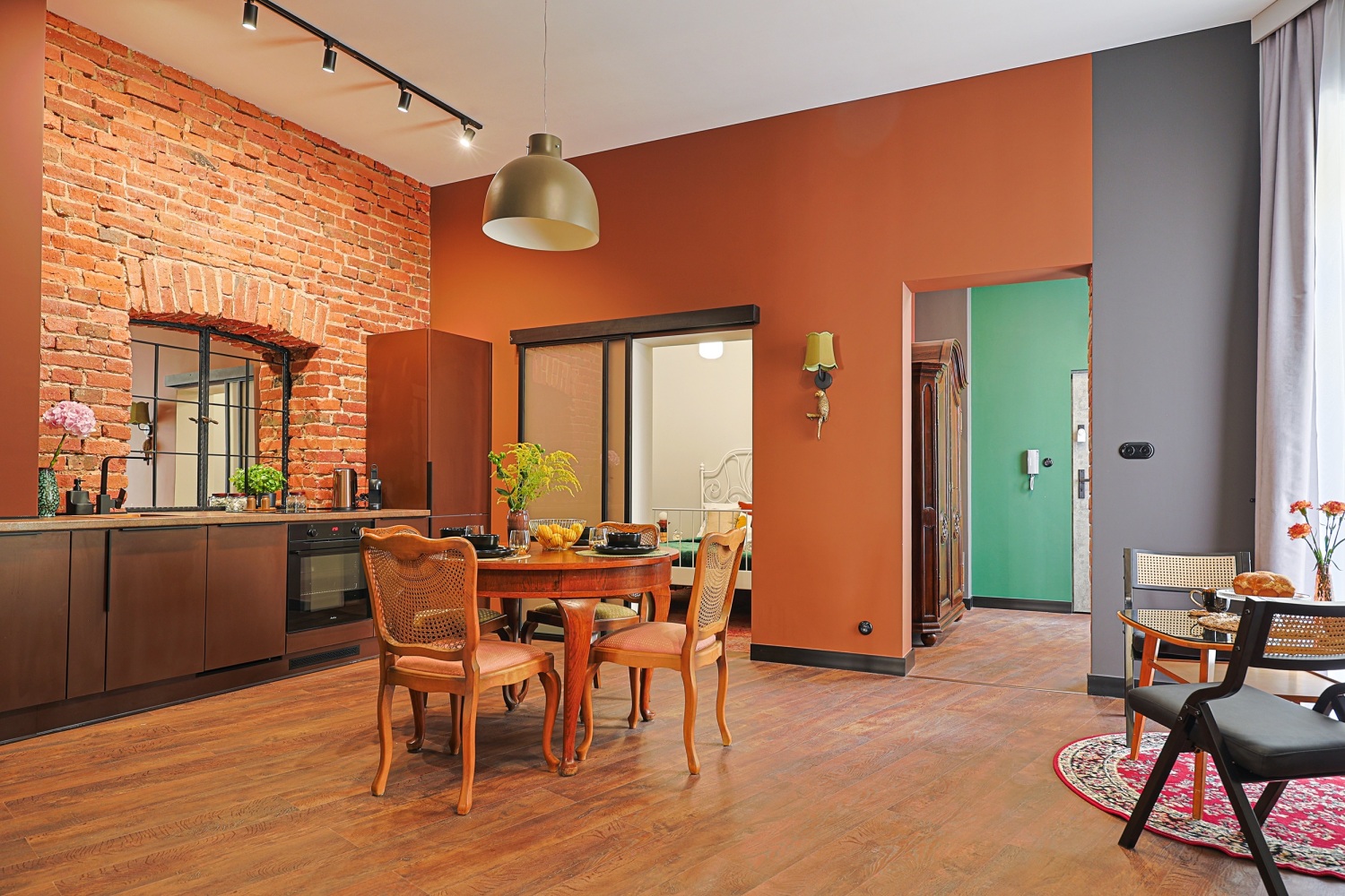 kuchnia połączona z jadalnią przestronne mieszkanie booking Łódź.jpg