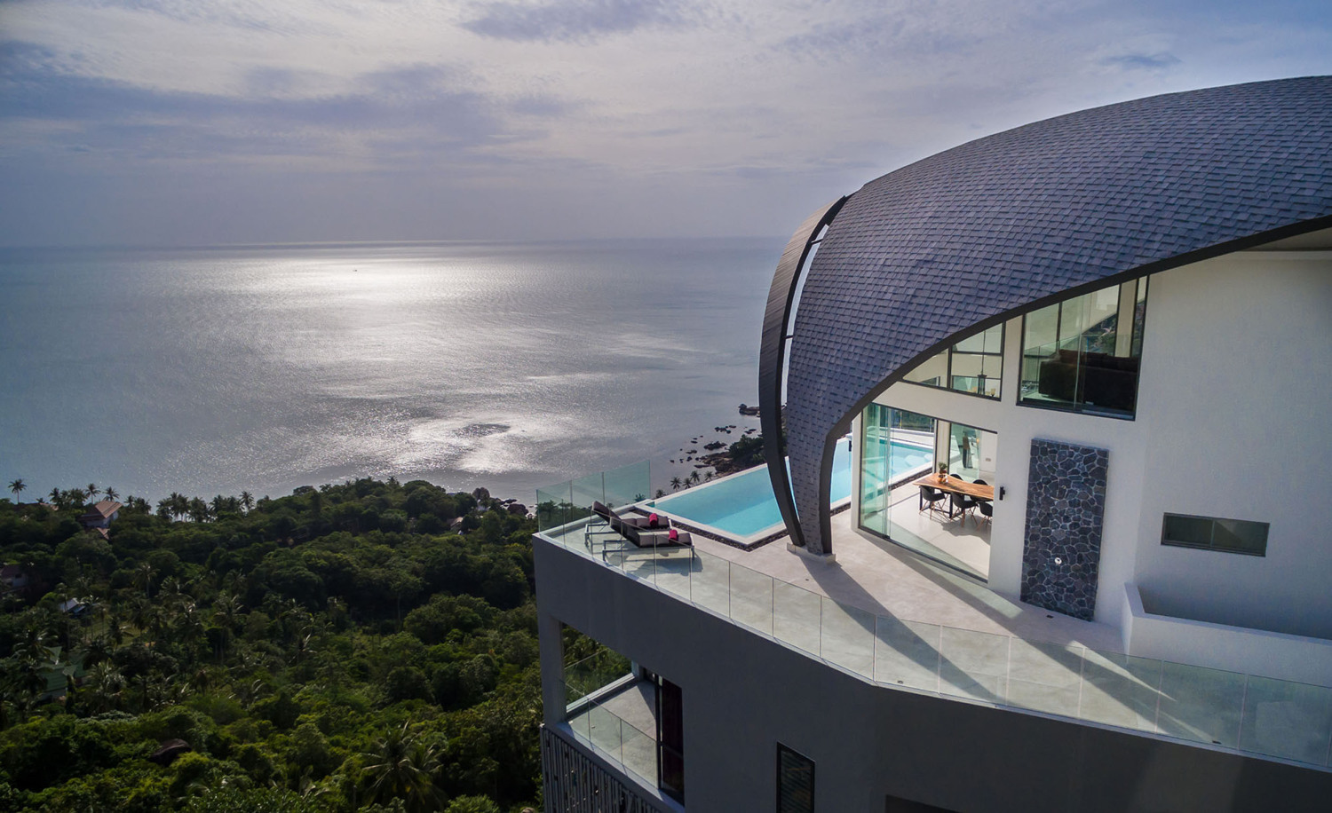3 - The villa overlooking the sea.jpg