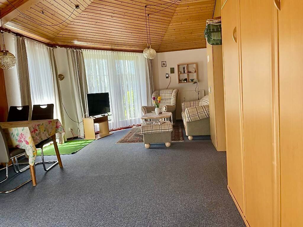 Ferienwohnung--in-Stinteck-Strandnaehe-Westerdeichstrich-Buesum-Nordsee-Ubersicht-Wohnbereich-essbereich-Schlafbereich-.jpg