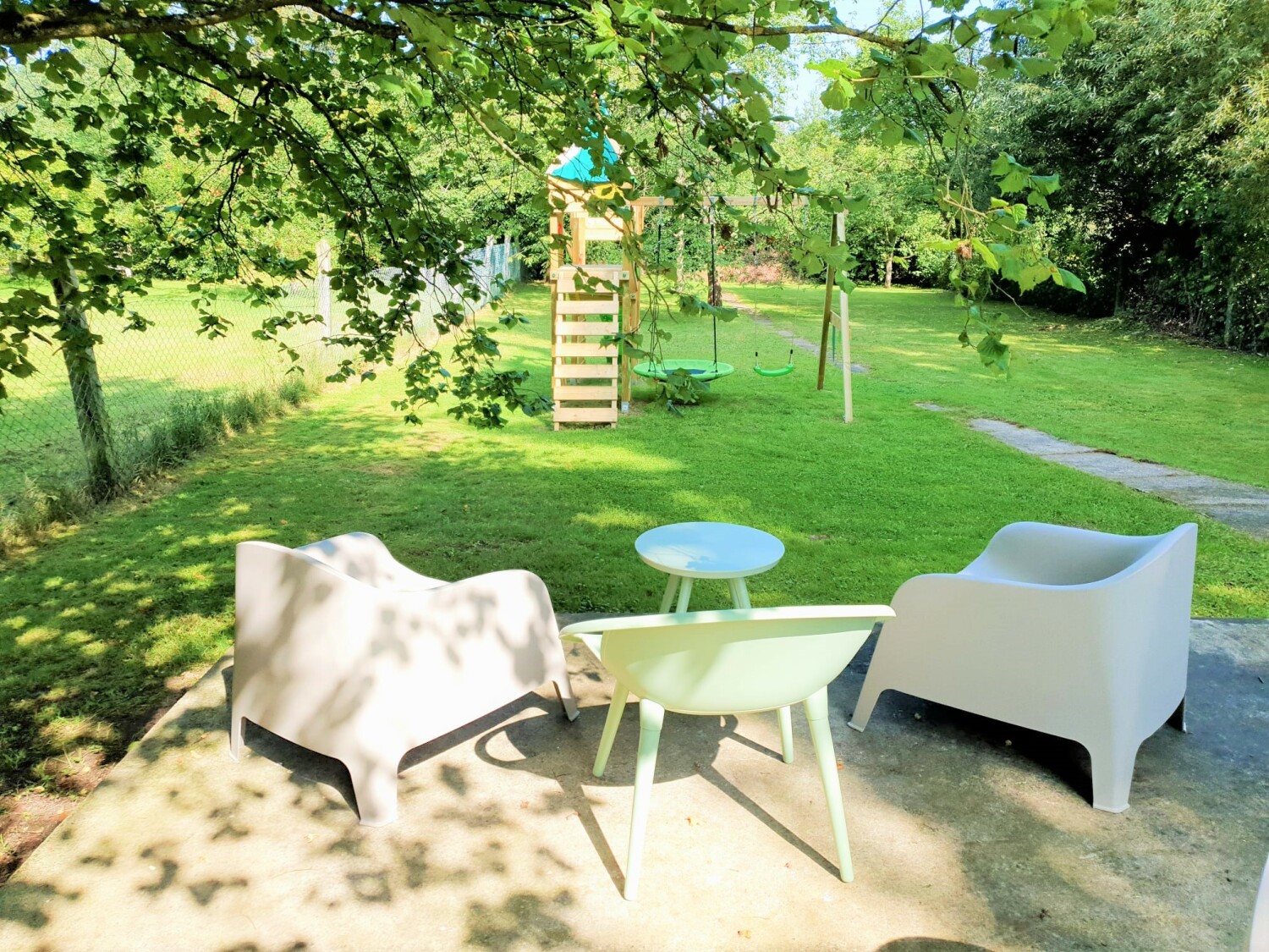 Terasse mit Blick auf Spielgerät.jpg