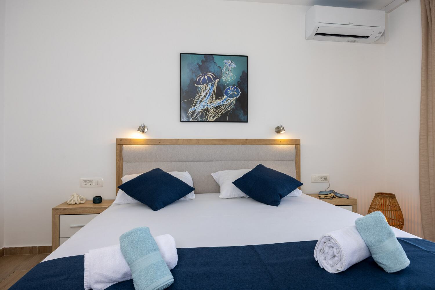 6_a42_bedroom1_9a - tiny800kb.jpg