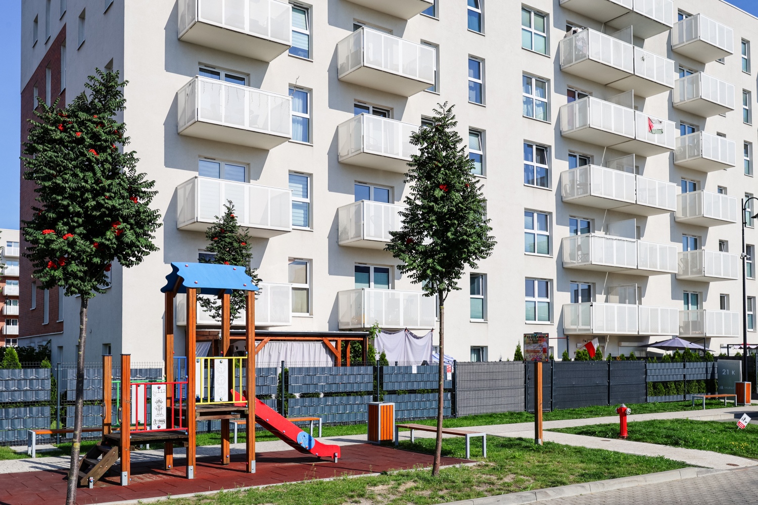 duży plac zabaw przed blokiem  łódź booking airbnb.jpg