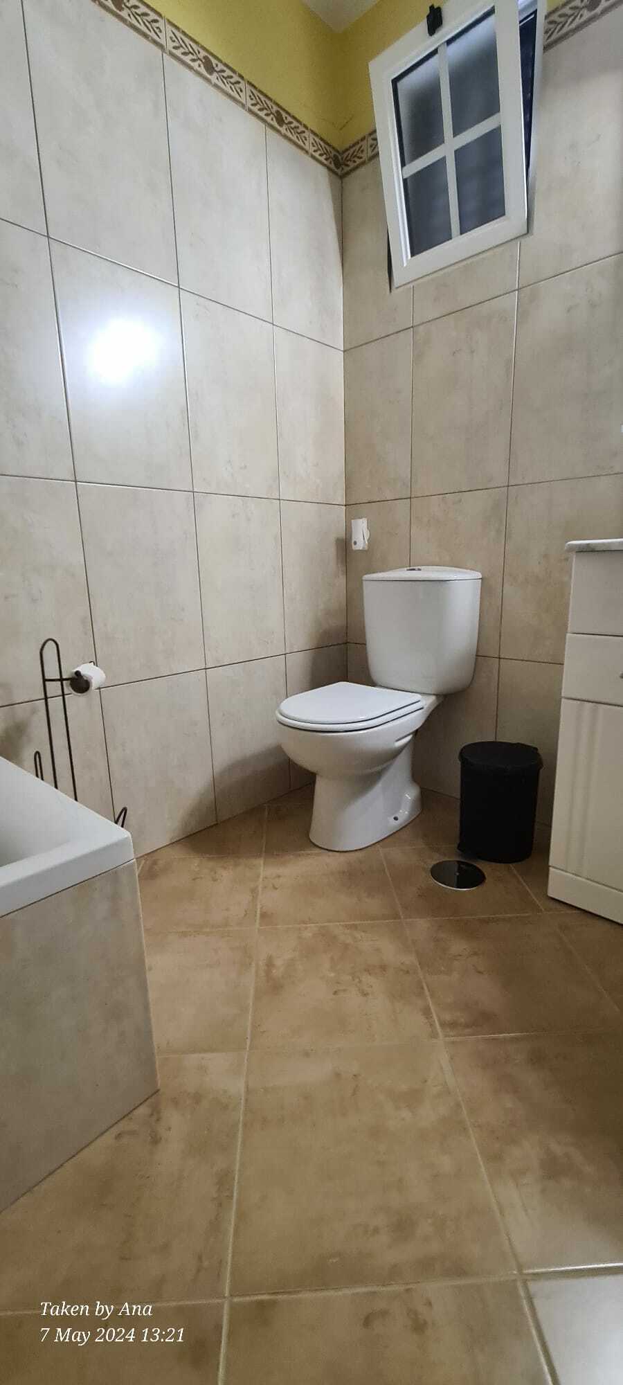 Main upstairs bathroom 3.jpeg