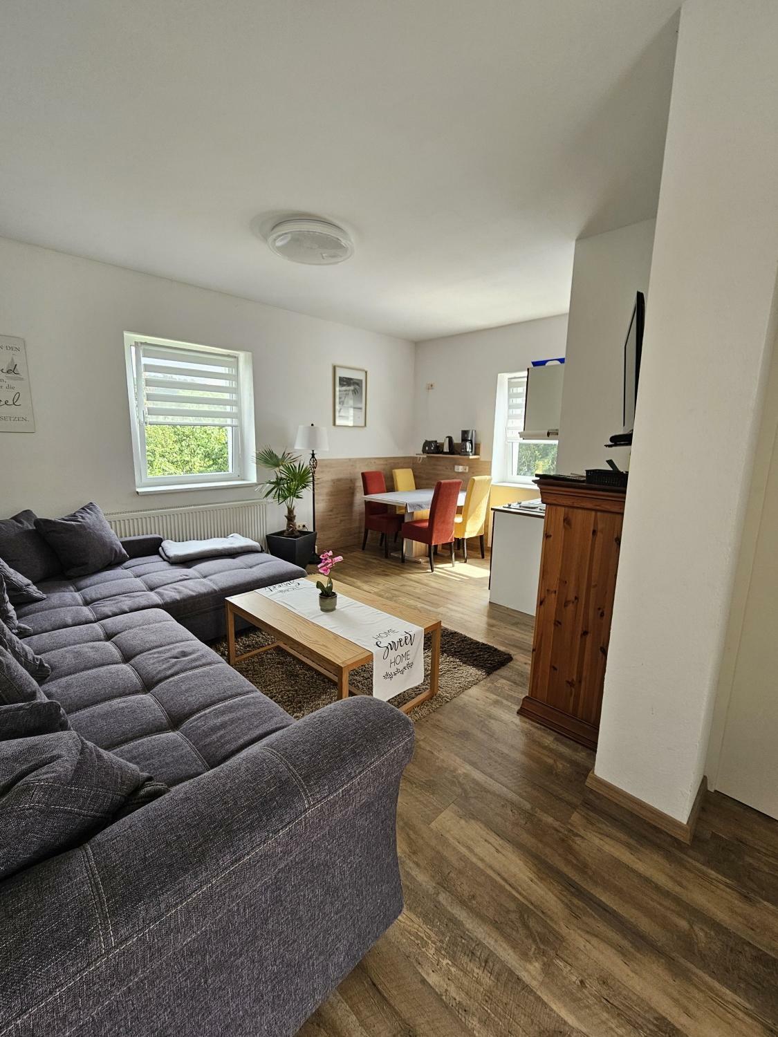 Wohnraum mit Ess-  und TV Bereich.jpg