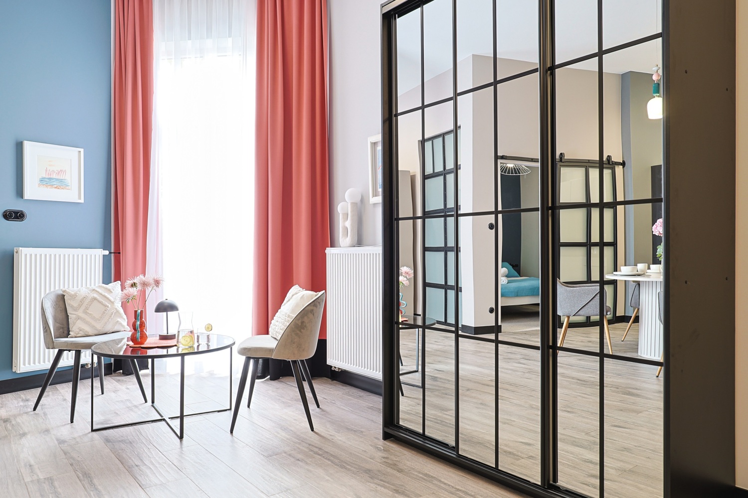 jasna jadalnia z wyjściem na balkon  airbnb twójgospodarz booking.jpg