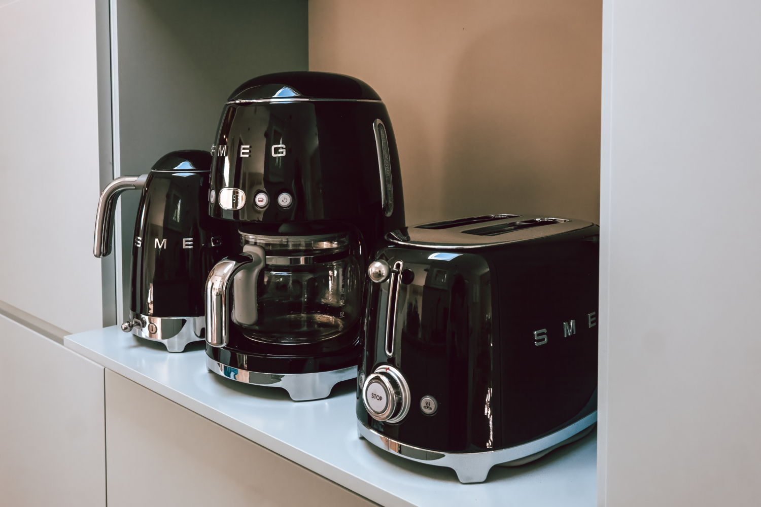 Mamooi - hochwertige Smeg Ausstattung Küche.jpg