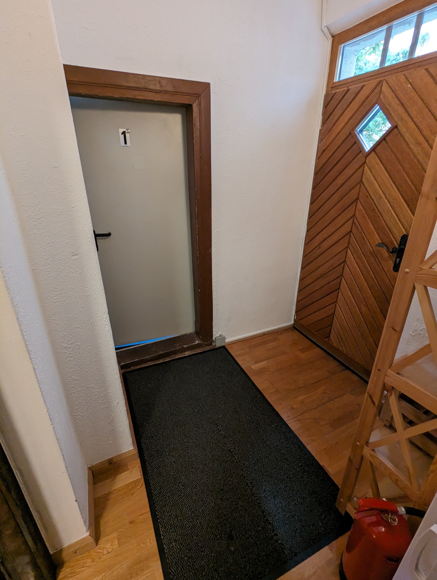 Zimmer 1 Flur und Tür.jpg