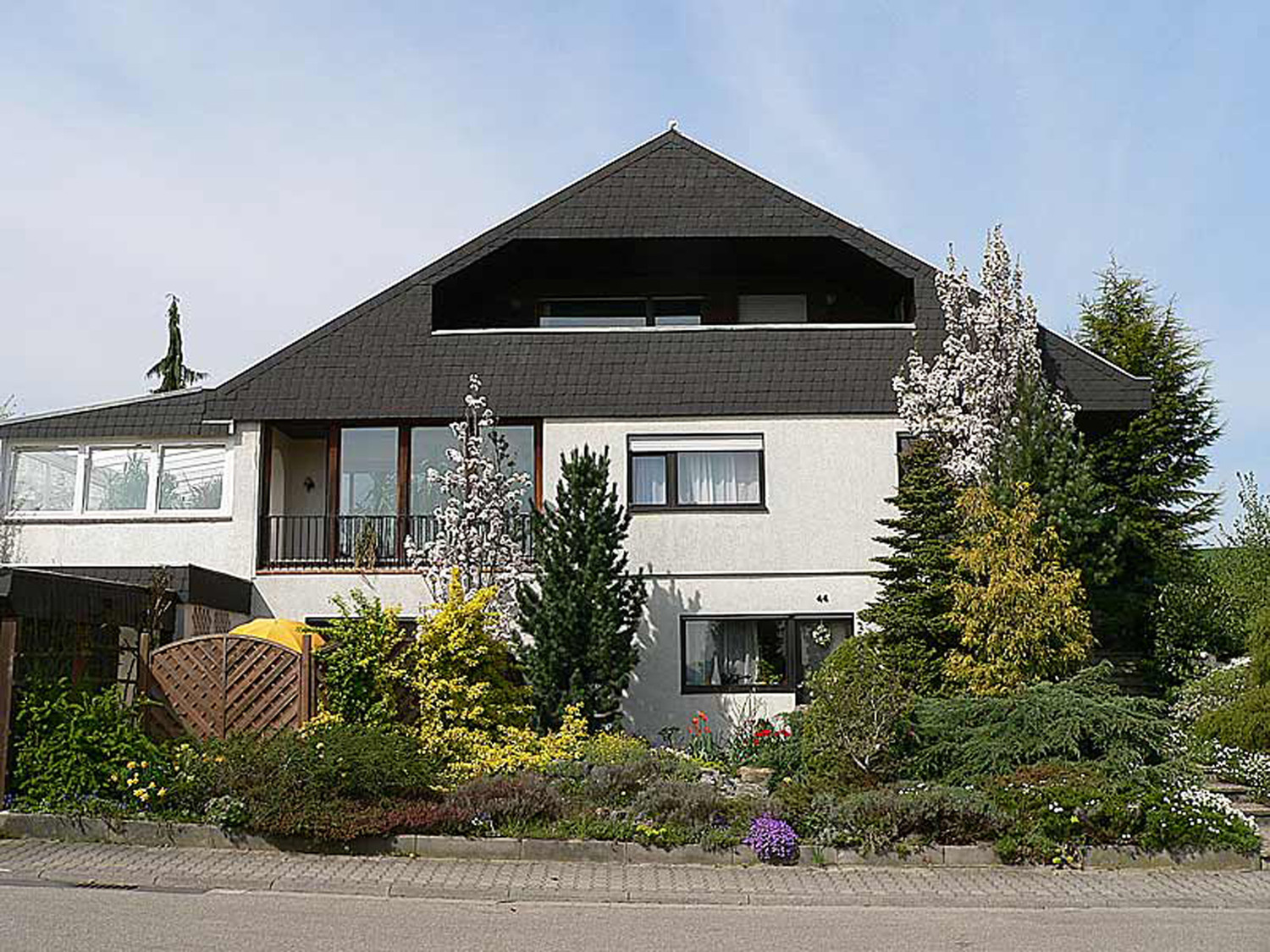 haus-im-fruehling01-sgr.jpg