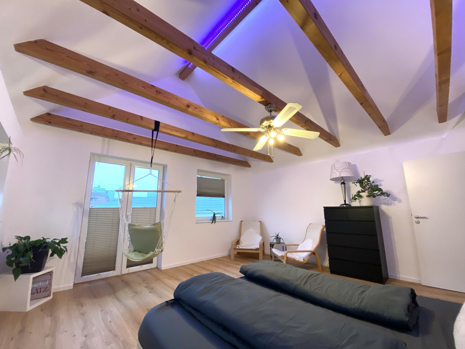 Schlafzimmer mit Sitzmöglichkeit.jpg